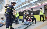 Giải cứu hành khách trong vụ cháy giả định trên tàu metro Nhổn - ga Hà Nội