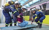 Giải cứu hành khách trong vụ cháy giả định trên tàu metro Nhổn - ga Hà Nội