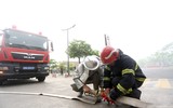 Diễn tập cứu người mắc kẹt trong đám cháy lớn ở Trung tâm thương mại
