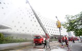 Diễn tập cứu người mắc kẹt trong đám cháy lớn ở Trung tâm thương mại