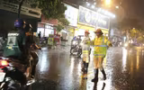 Lực lượng Công an Hà Đông dầm mưa, làm “cọc tiêu sống” trong đêm 