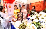 Xem các chiến sĩ Công an Hà Nội thi gói bánh chưng, trang trí gian hàng đón Tết