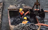 Công nhân dầm mình trong mưa rét, nạo vét bùn sông Tô Lịch