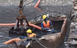 Công nhân dầm mình trong mưa rét, nạo vét bùn sông Tô Lịch