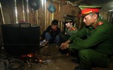 Hình ảnh kể chuyện công an xã ở Hà Nội lên nương vận động đồng bào giao nộp vũ khí 