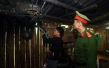 Hình ảnh kể chuyện công an xã ở Hà Nội lên nương vận động đồng bào giao nộp vũ khí 