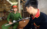 Hình ảnh kể chuyện công an xã ở Hà Nội lên nương vận động đồng bào giao nộp vũ khí 
