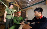 Hình ảnh kể chuyện công an xã ở Hà Nội lên nương vận động đồng bào giao nộp vũ khí 