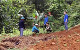 Hình ảnh kể chuyện công an xã ở Hà Nội lên nương vận động đồng bào giao nộp vũ khí 