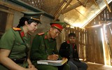 Hình ảnh kể chuyện công an xã ở Hà Nội lên nương vận động đồng bào giao nộp vũ khí 