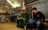 Hình ảnh kể chuyện công an xã ở Hà Nội lên nương vận động đồng bào giao nộp vũ khí 