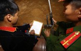 Hình ảnh kể chuyện công an xã ở Hà Nội lên nương vận động đồng bào giao nộp vũ khí 