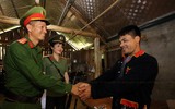 Hình ảnh kể chuyện công an xã ở Hà Nội lên nương vận động đồng bào giao nộp vũ khí 