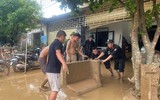 Hơn 300 cảnh sát hỗ trợ người dân khắc phục hậu quả mưa lũ tại Nghệ An