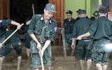 Hơn 300 cảnh sát hỗ trợ người dân khắc phục hậu quả mưa lũ tại Nghệ An