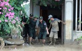 Hơn 300 cảnh sát hỗ trợ người dân khắc phục hậu quả mưa lũ tại Nghệ An