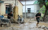 Hơn 300 cảnh sát hỗ trợ người dân khắc phục hậu quả mưa lũ tại Nghệ An