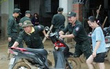 Hơn 300 cảnh sát hỗ trợ người dân khắc phục hậu quả mưa lũ tại Nghệ An