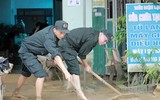 Hơn 300 cảnh sát hỗ trợ người dân khắc phục hậu quả mưa lũ tại Nghệ An
