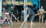 Hơn 300 cảnh sát hỗ trợ người dân khắc phục hậu quả mưa lũ tại Nghệ An