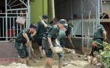 Hơn 300 cảnh sát hỗ trợ người dân khắc phục hậu quả mưa lũ tại Nghệ An