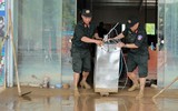 Hơn 300 cảnh sát hỗ trợ người dân khắc phục hậu quả mưa lũ tại Nghệ An