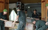 Hơn 300 cảnh sát hỗ trợ người dân khắc phục hậu quả mưa lũ tại Nghệ An
