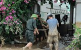 Hơn 300 cảnh sát hỗ trợ người dân khắc phục hậu quả mưa lũ tại Nghệ An