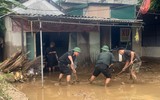 Hơn 300 cảnh sát hỗ trợ người dân khắc phục hậu quả mưa lũ tại Nghệ An