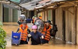 Cảnh sát phòng cháy Sơn La dầm mình trong biển nước giúp dân chạy lũ 
