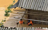 Cảnh sát phòng cháy Sơn La dầm mình trong biển nước giúp dân chạy lũ 