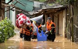 Cảnh sát phòng cháy Sơn La dầm mình trong biển nước giúp dân chạy lũ 