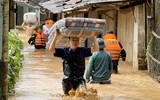 Cảnh sát phòng cháy Sơn La dầm mình trong biển nước giúp dân chạy lũ 