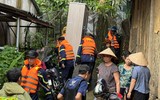 Cảnh sát phòng cháy Sơn La dầm mình trong biển nước giúp dân chạy lũ 