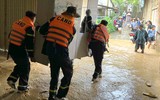 Cảnh sát phòng cháy Sơn La dầm mình trong biển nước giúp dân chạy lũ 