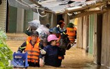Cảnh sát phòng cháy Sơn La dầm mình trong biển nước giúp dân chạy lũ 