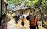 Cảnh sát phòng cháy Sơn La dầm mình trong biển nước giúp dân chạy lũ 