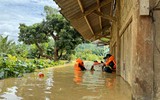 Cảnh sát phòng cháy Sơn La dầm mình trong biển nước giúp dân chạy lũ 
