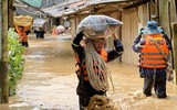 Cảnh sát phòng cháy Sơn La dầm mình trong biển nước giúp dân chạy lũ 
