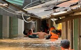 Cảnh sát phòng cháy Sơn La dầm mình trong biển nước giúp dân chạy lũ 