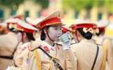 Những khoảnh khắc đẹp của nữ Cảnh sát giao thông sau giờ tập diễu binh