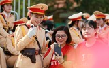 Những khoảnh khắc đẹp của nữ Cảnh sát giao thông sau giờ tập diễu binh