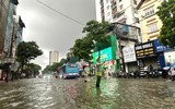 Công an phường Hà Đông lội nước hỗ trợ người dân trong mưa bão 