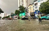 Công an phường Hà Đông lội nước hỗ trợ người dân trong mưa bão 