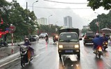 Công an phường Hà Đông lội nước hỗ trợ người dân trong mưa bão 
