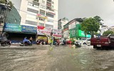 Công an phường Hà Đông lội nước hỗ trợ người dân trong mưa bão 