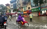 Công an phường Hà Đông lội nước hỗ trợ người dân trong mưa bão 