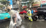Công an phường Hà Đông lội nước hỗ trợ người dân trong mưa bão 