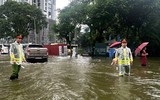 Công an phường Hà Đông lội nước hỗ trợ người dân trong mưa bão 