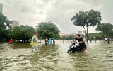 Công an phường Hà Đông lội nước hỗ trợ người dân trong mưa bão 